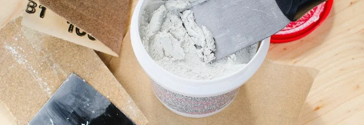 Spachtelmasse und Spachtel